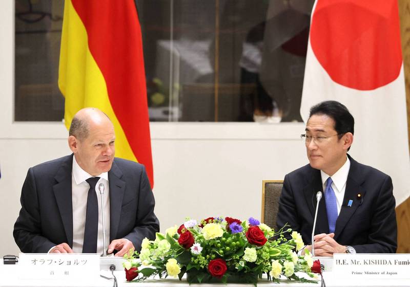 德国总理萧兹（左）28日展开就任以来首次亚洲行，他直赴日本而非最大贸易伙伴中国，更在与日相岸田文雄联合举行的记者会上表示「首站来到东京并非巧合」，引外界议论。（路透）(photo:LTN)