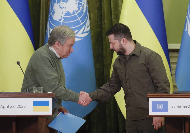 聯合國秘書長古特瑞斯（左）與澤倫斯基（右）在基輔會面。（歐新社）