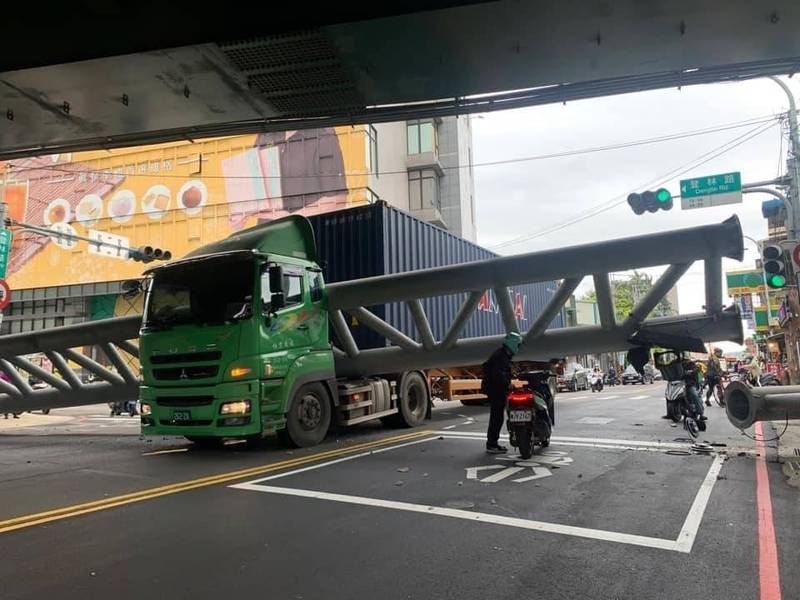 五股成泰路今發生聯結車撞上限高桿事故。（圖擷自臉書社團「職業聯結車職業大貨車職業大客車拉拉隊運輸業照片影片資訊分享團」）