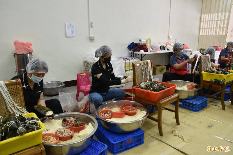 西螺農會黃金粽開放預購不到4小時賣出6萬顆，農會人員今開始加班包粽。（記者黃淑莉攝）