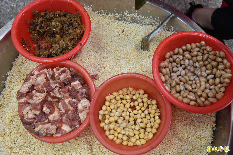 西螺農會黃金粽以黃金米、糯米黃金比例，裡面還有豬肉、花生、油蔥。（記者黃淑莉攝）