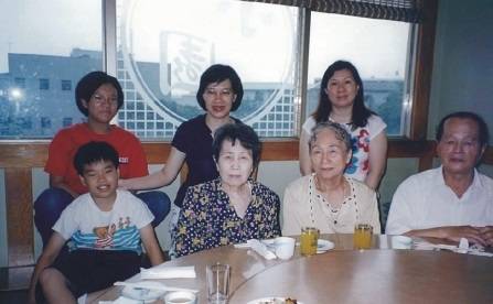 模範母親黃謝秀雲（前排左二）中年喪偶，教養3個兒子都擔任醫師。（嘉義市政府提供）