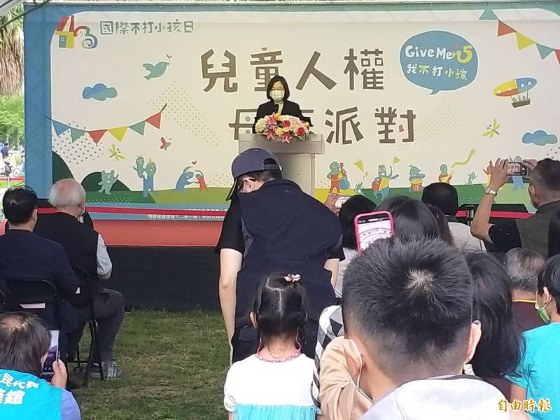 4月30日是國際不打小孩日，總統蔡英文今天（30日）到新竹縣出席「兒童人權母語派對」活動，她強調親子溝通和尊重的重要性，提醒小朋友也有人權、隱私權。 （記者廖雪茹攝）