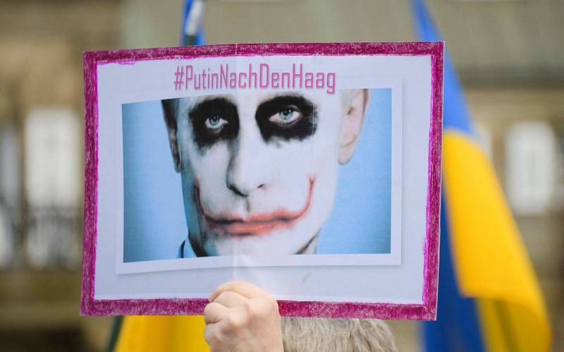 4月30日德国德勒斯登挺乌克兰游行中，一名参与者拿着写有「送普廷去海牙」的标语牌，唿吁让普廷接受战争罪审判。（路透）(photo:LTN)