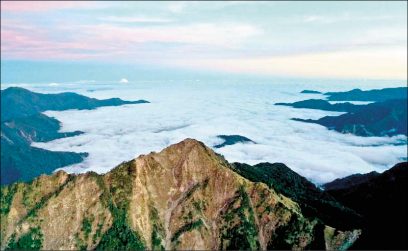 玉山園區庫哈諾辛山及關山線五月一日起對外開放，圖為埡口雲海，美不勝收。（玉管處提供）