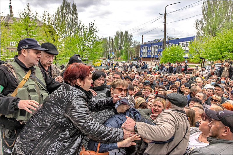 俄軍亟欲挺進的烏克蘭南部札波羅熱，居民等待領取人道物資時起爭執。（歐新社）