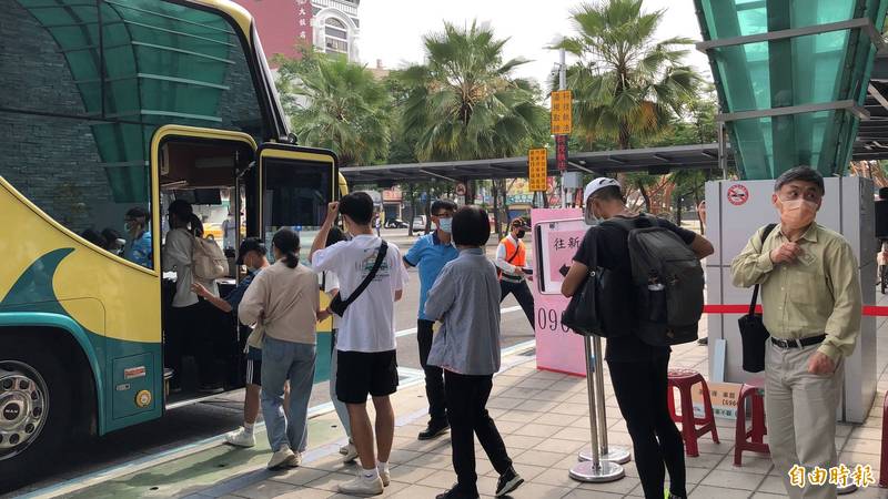 屏東火車站前類火車客運，民眾依序上車。（記者羅欣貞攝）