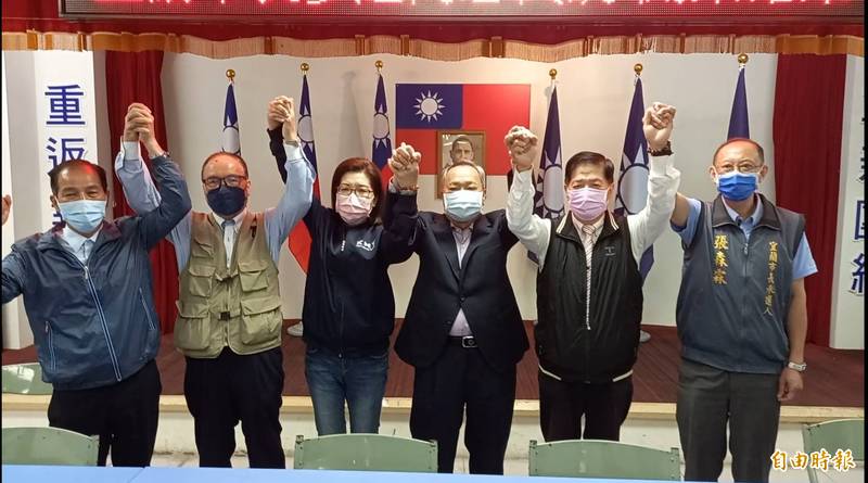 民調成績公布後，張建榮（右3）拉起陳美玲（左3）等人的手，高喊「國民黨大團結，贏回宜蘭市」。（記者江志雄攝）