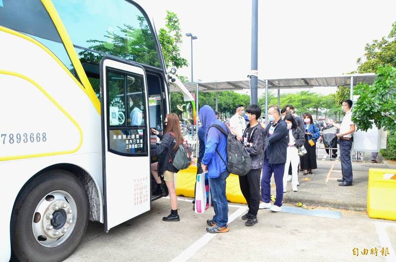 火車停駛，台鐵台南站與高鐵台南站之間啟動巴士接駁，旅客排隊上車。（記者吳俊鋒攝）