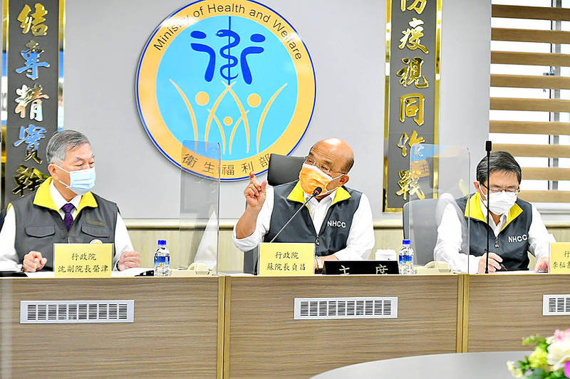 
Premier Su Tseng-chang, center, accompanied by Vice Premier Shen Jong-chin, left, and Executive Yuan Secretary-General Li Meng-yen, right, speaks during a disease prevention meeting at the Central Epidemic Command Center in Taipei yesterday.
Photo courtesy of the Executive Yuan via CNA