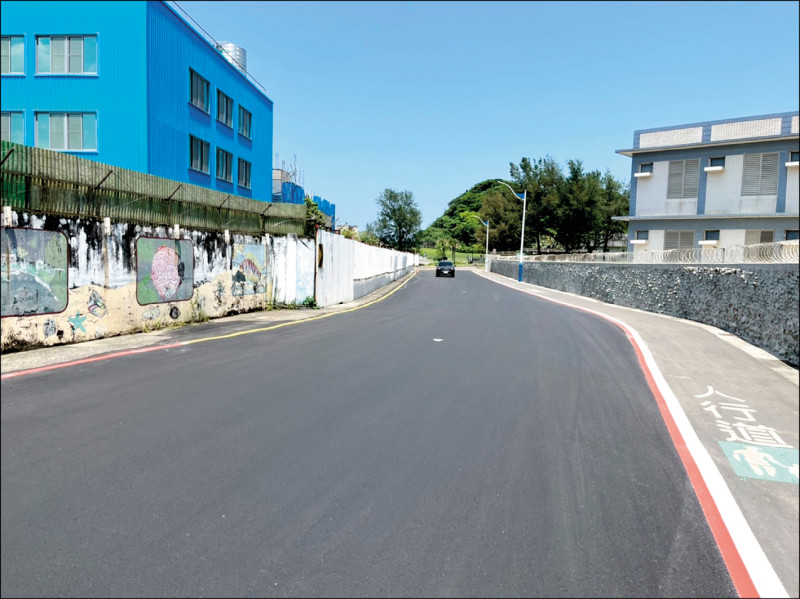 ↑和平島的主要道路平一路動線不佳，和平島公園入口處容易形成交通瓶頸，經由中央與地方合作，已拓寬優化車道，提升交通服務水準。（基隆市政府提供）