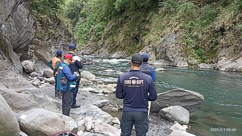 警消到合歡溪搜尋釣魚失蹤的謝男。（記者歐素美翻攝）