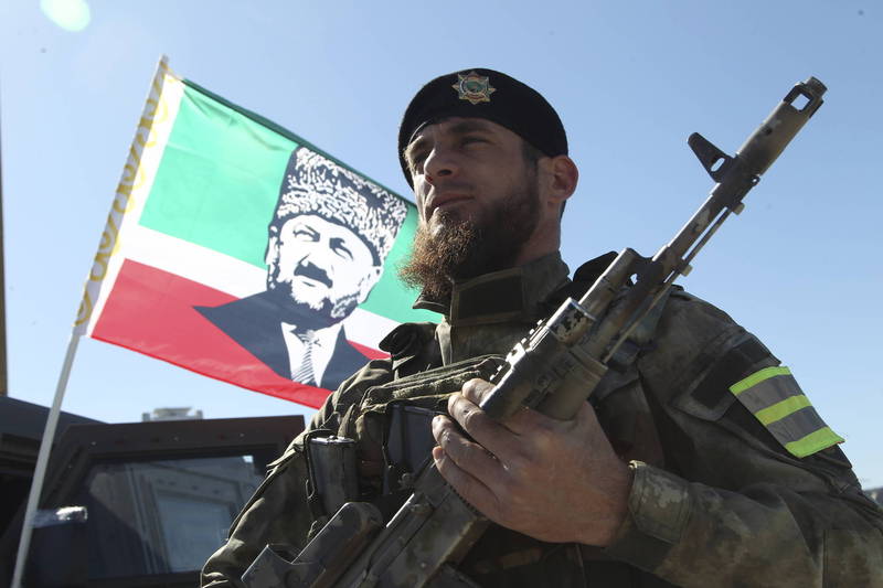 有目擊者聲稱，車臣軍人處決重傷的俄軍士兵。（美聯社）
