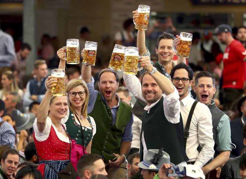 德國慕尼黑啤酒節受武肺疫情影響停辦2年，不過今年已確定會重新舉辦。圖為2019年慕尼黑啤酒節的盛況。（美聯社）