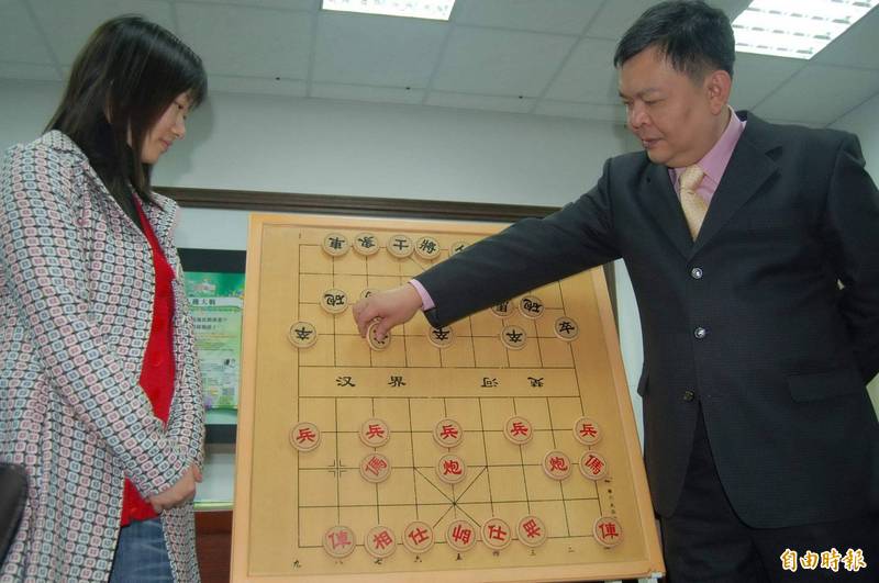台灣象棋棋王吳貴臨（右）昨不幸癌逝，享年59歲，他生前跟夫人高懿屏（左）致力於台灣的象棋教育。（資料照）