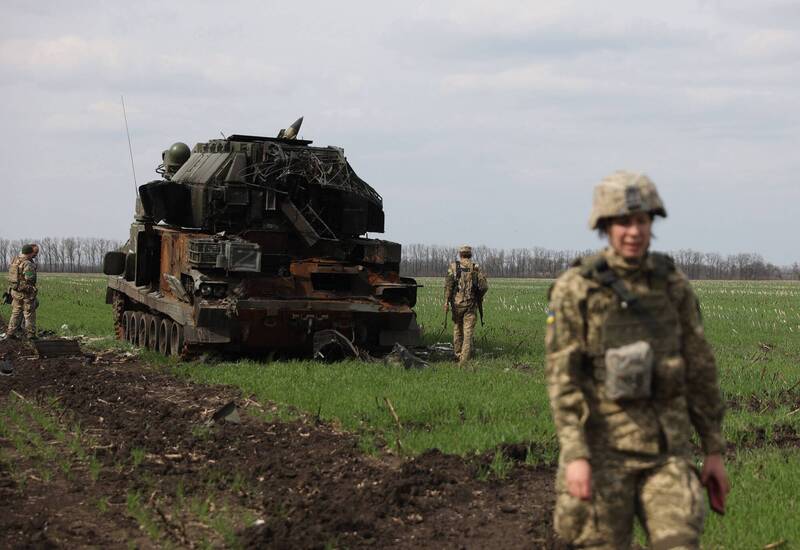 乌东战事方面，乌军过去24小时内成功摧毁俄方2辆战车、17个火砲系统、38辆装甲车和10辆军用车辆。图为乌军士兵站在被摧毁的俄军车辆旁。（法新社资料照）(photo:LTN)
