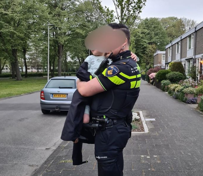 荷蘭4歲男童偷開母親的車出門兜風，不慎撞上2輛停在路旁的車子。（圖擷自「politie_utrechtnoord」IG）