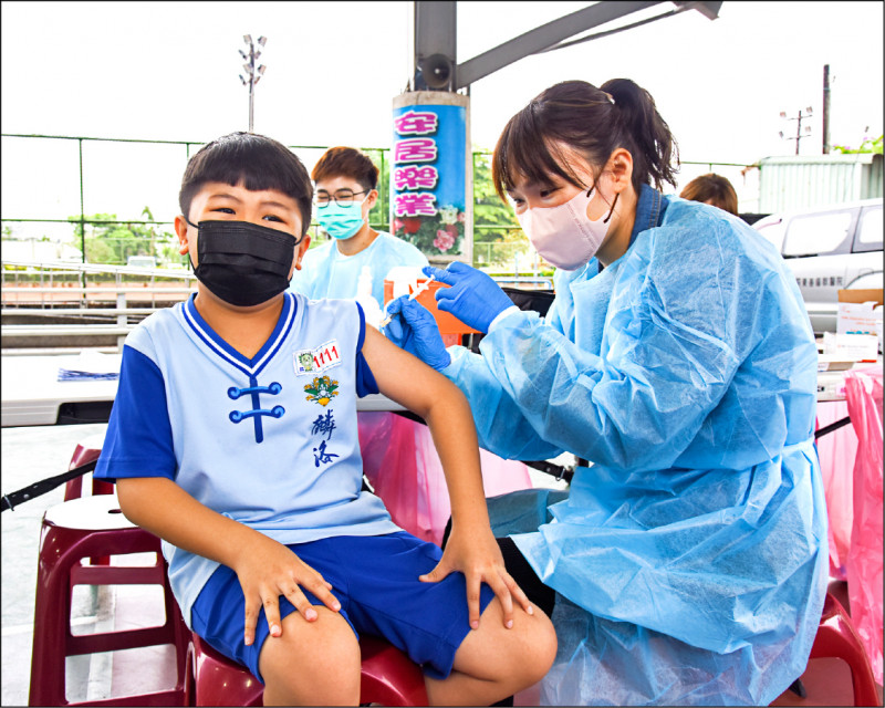 屏縣麟洛國小學童，昨天接種疫苗。（屏縣府提供）