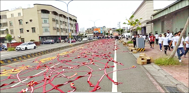 灣裡廟會，馬路上滿地垃圾，破壞市容清潔，環保局人員蒐證告發。（台南市環保局提供）