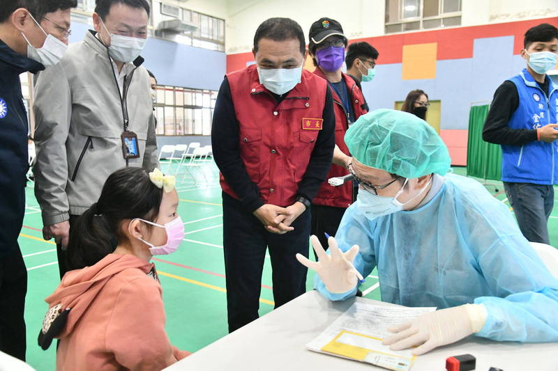 民眾反映新北學校居隔算法與中央不同調，教育局回應，依疫調結果認定。圖為新北市長侯友宜3日視察兒童在校園接種莫德納疫苗。（新北市政府提供）