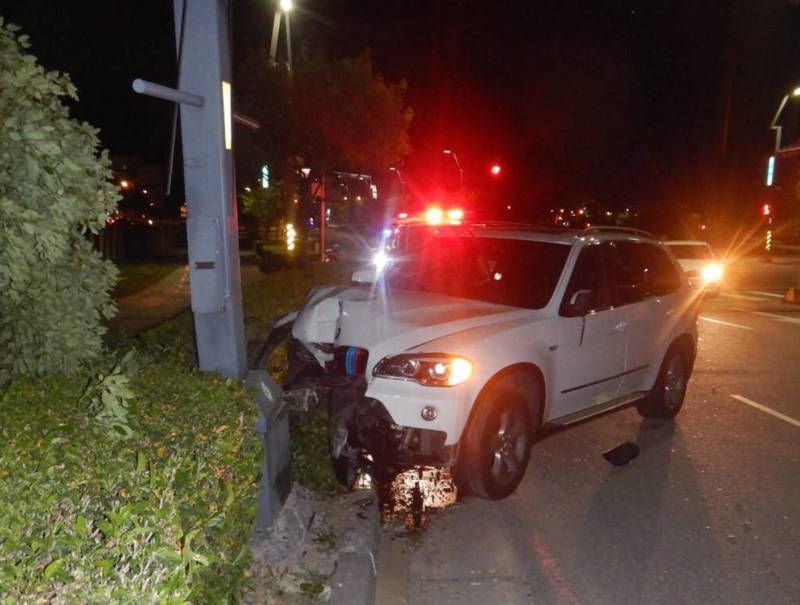 BMW休旅車自撞燈桿，造成一死一傷。（民眾提供）