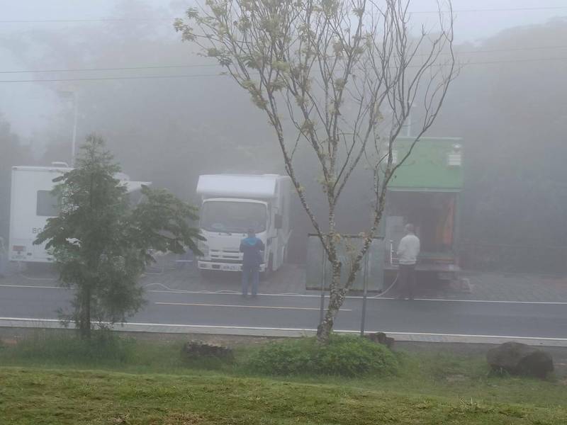 埔里虎頭山頂露營車久佔車格，還有炊煮行為，日管處要禁止。（民眾提供）