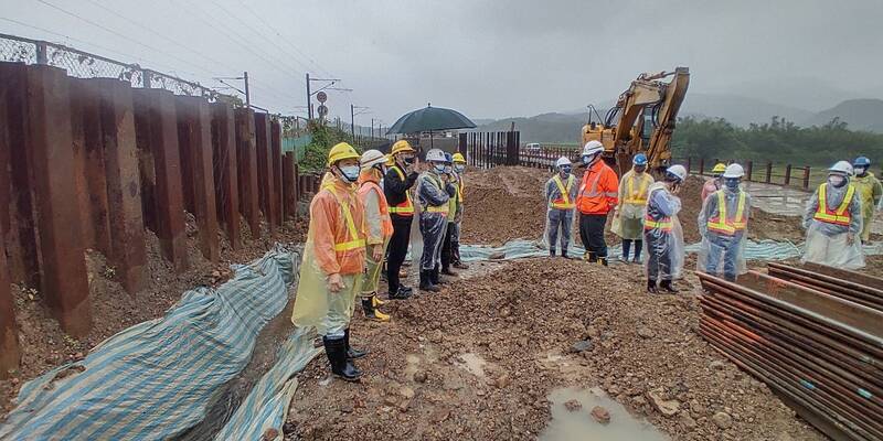 交通部次長胡湘麟等人視察台鐵第三雙溪橋工程復工準備作業。（交通部提供）