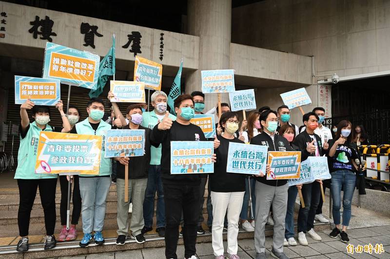 民眾黨召開「18青年動起來，我是國家的未來—台灣民眾黨挺18歲公民權齊步走活動」。（記者田裕華攝）