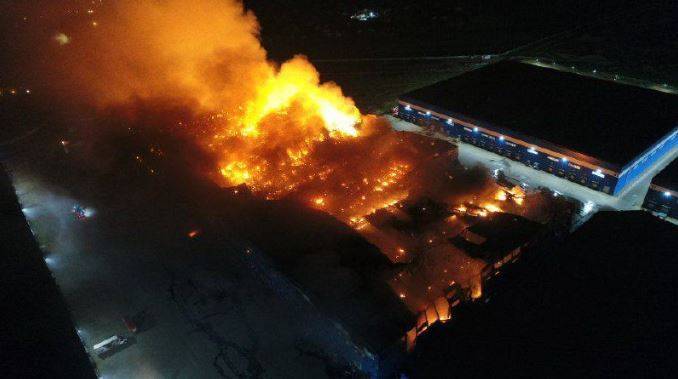 莫斯科東郊哥羅德斯克市這間親官方的出版社倉庫今天凌晨突然發生大火，火勢在3小時後才被撲滅，燃燒面積近3.4萬平方公尺。（圖取自推特）