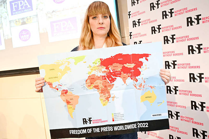 Reporters Without Borders （RSF） director of operations and campaigns Rebecca Vincent shows this year’s World Press Freedom Index map at a news conference in London yesterday.
Photo: AFP