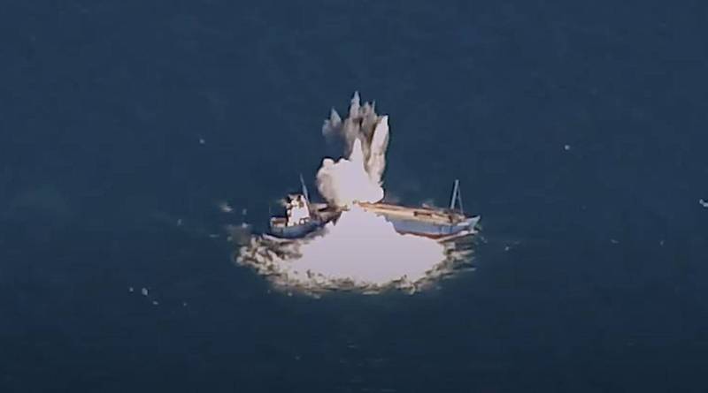 影片中JDAM由上方投下，精准命中靶船，靶船如同遭鱼雷击中般舰体被抬起，龙骨折断，靶船断成两截，瞬间沉没。（图撷自YouTube）(photo:LTN)