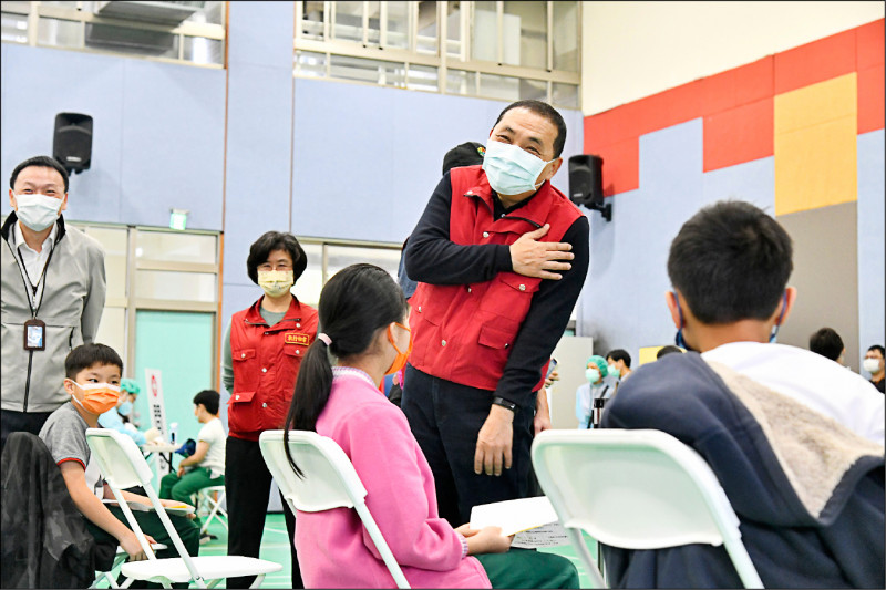 永和頂溪國小學童施打疫苗，市長侯友宜安撫「不會很痛，一下下就好」。（新北市教育局提供）