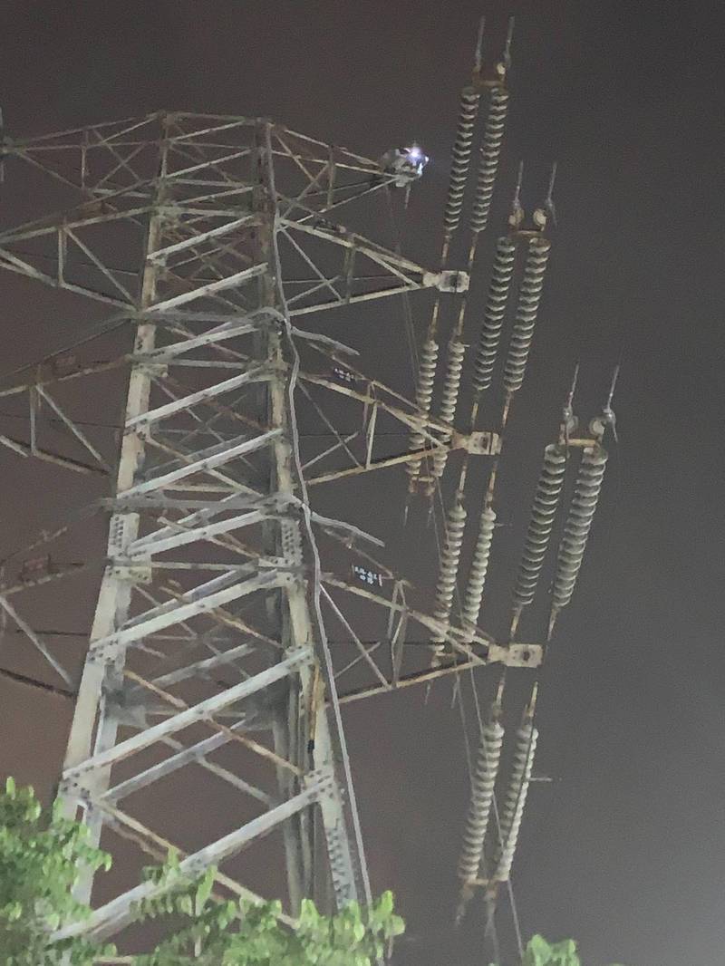 台電於小港區沿海三路附近1處特高壓電塔昨夜發生架空地線斷落，產生瞬間火花及電震聲，台電人員漏夜搶修完成後，研判雷擊損傷所致。（台電提供）