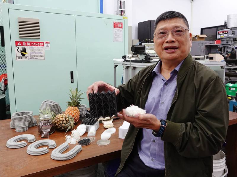 中正大學前瞻中心主任劉德騏解說團隊研發兼具環保的植物纖維軟3D列印材料。（中正大學提供）