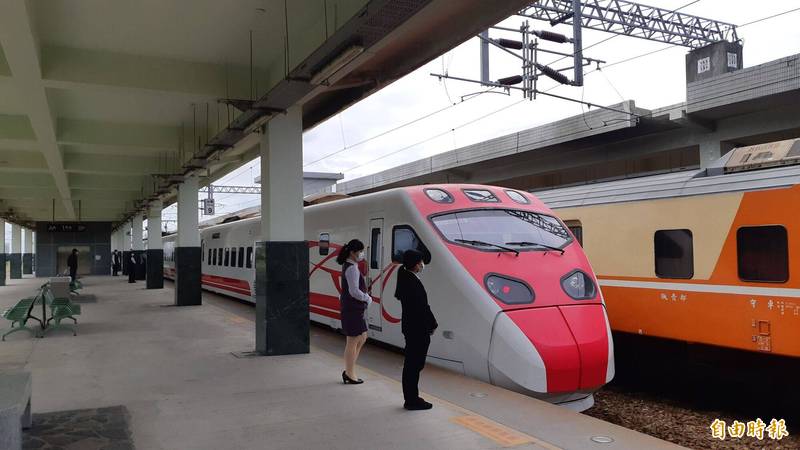 台東縣政府向台鐵包普悠瑪列車，將提供縣民端節返鄉專車。（記者黃明堂攝）