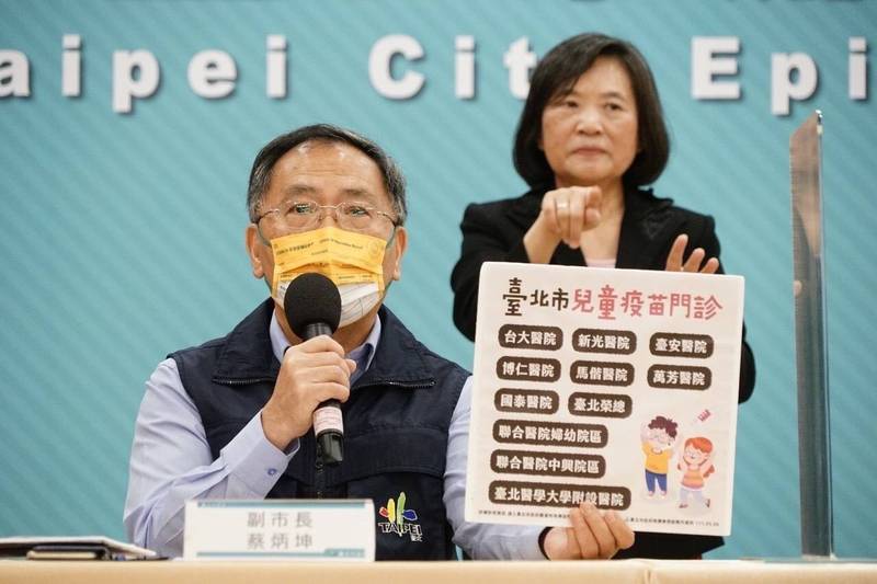 台北市副市長蔡炳坤今表示，北市共158所小學、現回收50校的接種意願書，符合接種資格學童約3萬多名，但同意接種比例約33％。（北市府提供）