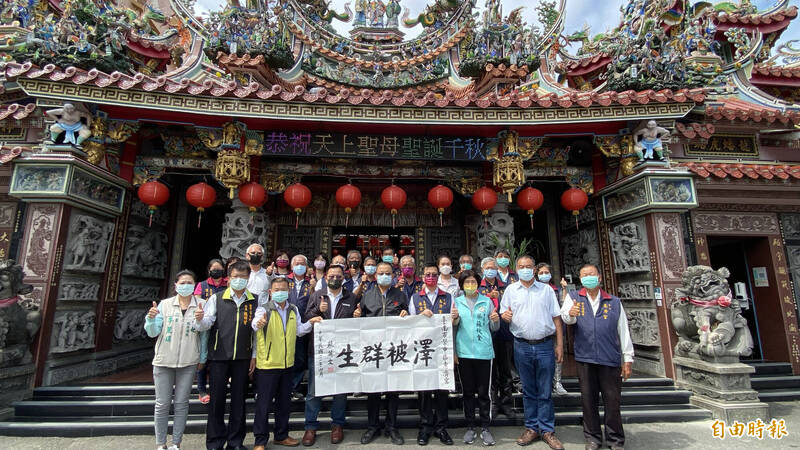台南市學甲中洲惠濟宮獲贈總統蔡英文墨寶《澤被群生》，將用來製作總統匾額。（記者楊金城攝）