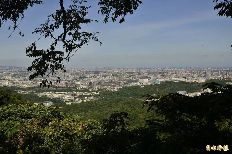 大棟山405高地還可遠眺台北市，景觀優美。（記者謝武雄攝）