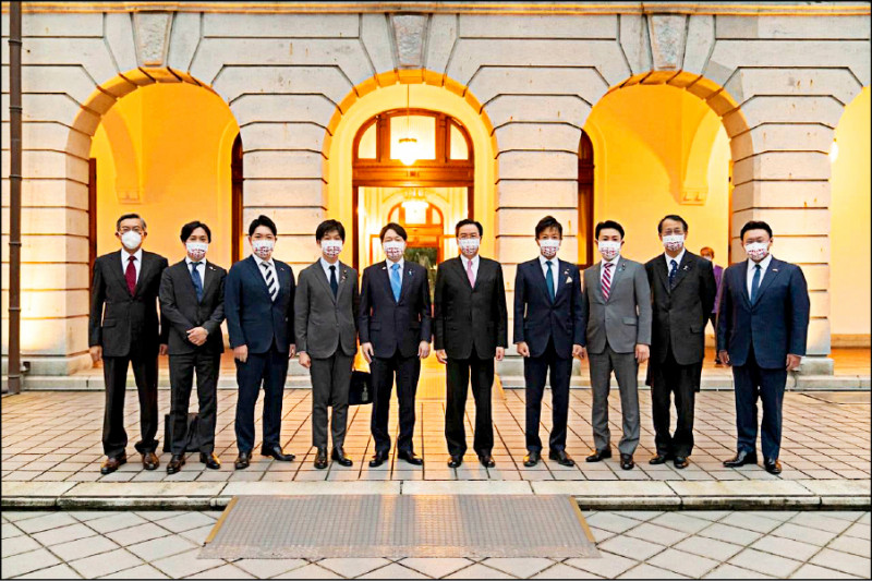 日本自民黨青年局局長、眾議員小倉將信（左五）昨率團抵台訪問。外交部長吳釗燮（左六）與訪問團會晤，並設宴款待。（外交部提供）