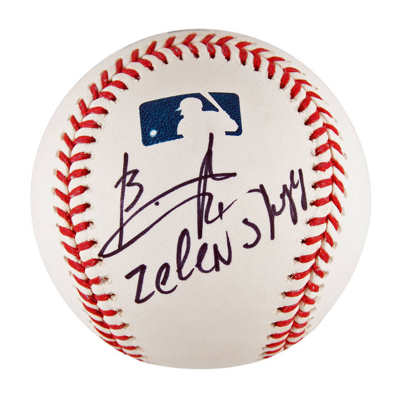 乌克兰总统泽伦斯基（Volodymyr Zelensky）曾致赠美国知名收藏家卡普兰（Randy Kaplan）1颗亲笔签名棒球，这颗球目前正在竞标拍卖。（美联社）(photo:LTN)
