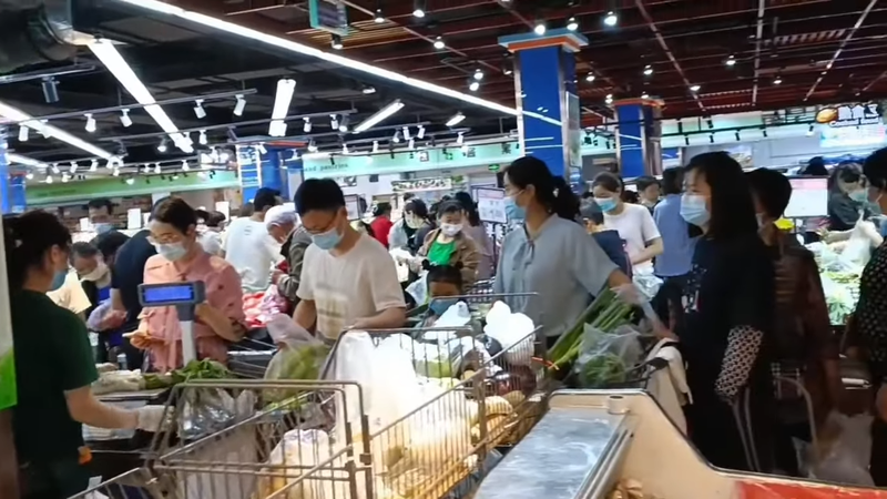 鄭州市賣場出現搶購潮。（圖擷取自YouTube）
