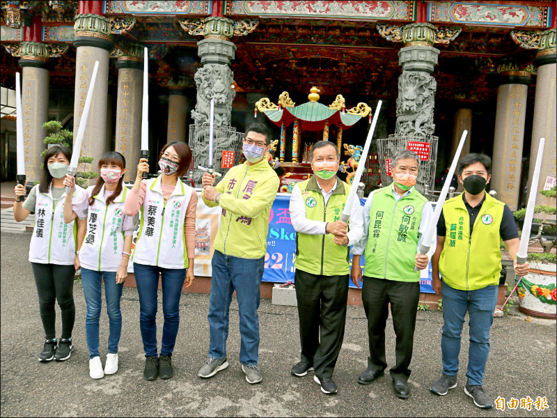 5月4日星際大戰日，民進黨市議員周永鴻（中）等7人揮動光劍，高喊「願原力與我們同在」！（記者歐素美攝）