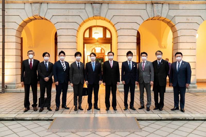 外交部長吳釗燮3日晚間款宴日本自民黨青年局局長小倉將信眾議員所率訪問團一行。（外交部提供）