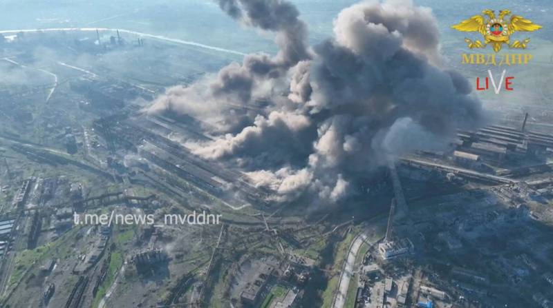 有上千名守軍與百姓死守的烏克蘭東南部港口馬立波的亞速鋼鐵廠，5日在疑似遭到俄羅斯砲擊後冒煙。（路透）