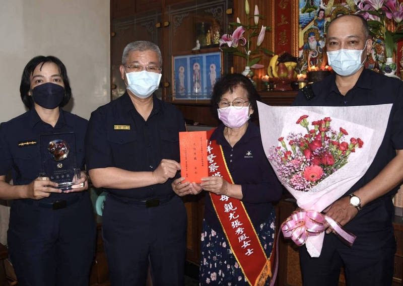 尤張秀鳳（右二）當選全國警察模範母親，台南市警局局長方仰寧（左二）到府頒獎表揚。（台南市警局提供）