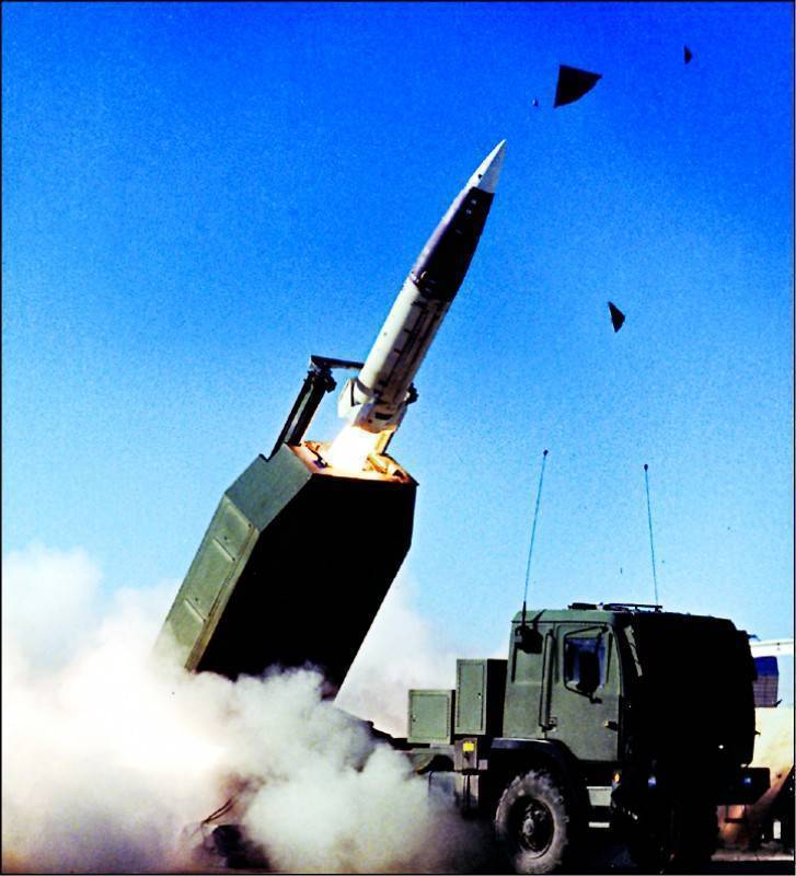 立法委員吳斯懷在臉書PO文指出，美方已宣布售我11套「HIMARS」海馬斯多管火箭系統，若我方接受取代M109A6自走砲的方案，美將再增售6套「HIMARS」給陸軍。「海馬斯」多管火箭系統（HIMARS），包含射程300公里的「陸軍戰術飛彈系統」（ATACMS）在內。（圖取自美國陸軍官網）