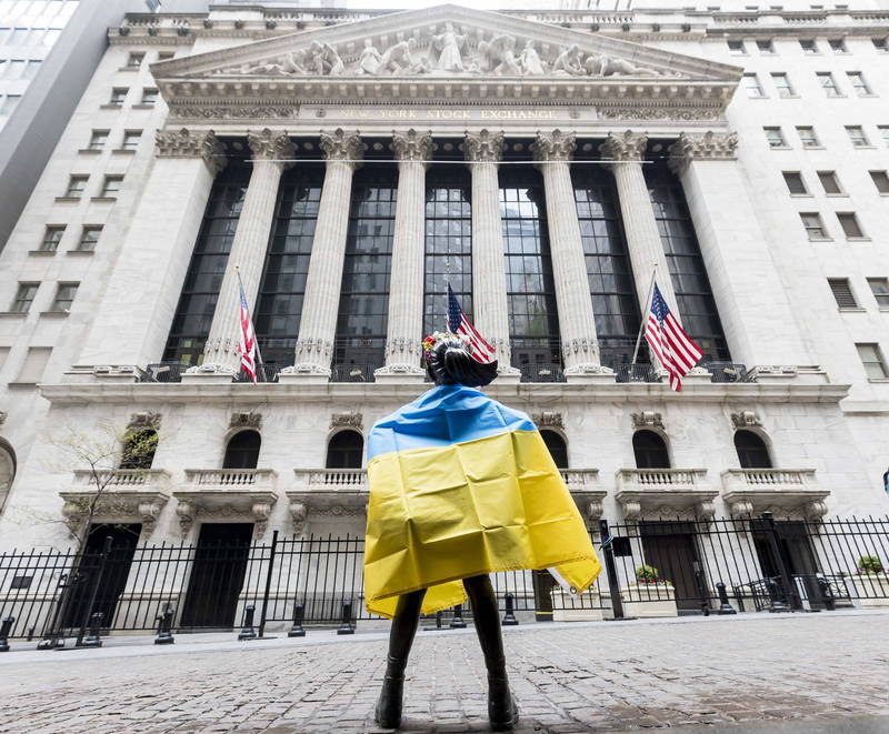 美國非營利團體「與烏克蘭同在」本月4日為著名雕像「無畏女孩」披上烏克蘭國旗。（路透）