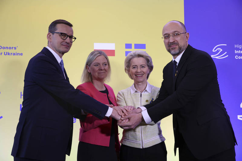 波蘭總理莫拉維茨奇（左）與烏克蘭總理什米加爾（右）、瑞典總理安德森（中左）、歐盟執委會主席馮德萊恩（中右）合影。（美聯社）