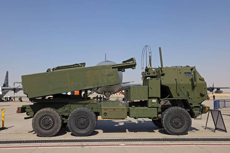扎盧茲尼表示，烏克蘭需要M142「海馬斯」或是M270多管火箭系統。圖為2021年杜拜航空展上展出的海馬斯。（法新社資料照）