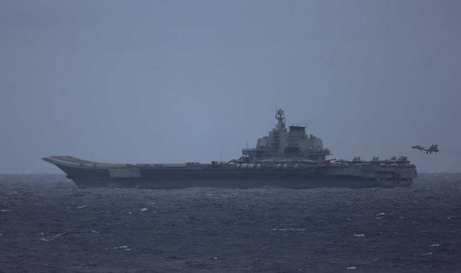 海上自卫队舰艇拍摄到辽宁号战机降落。（图撷取自防卫省统合幕僚监部官网）(photo:LTN)